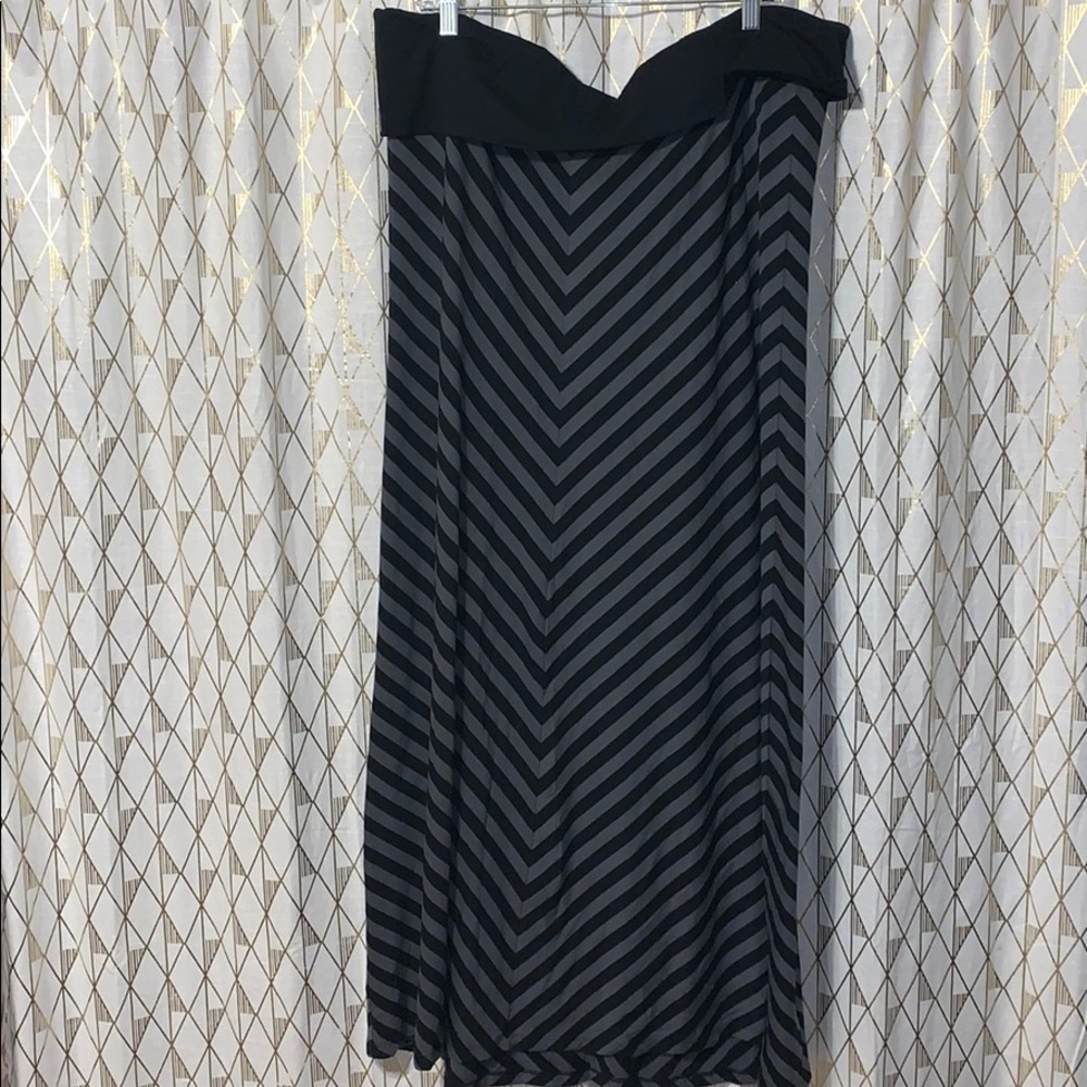 Black/feet maxi skirt